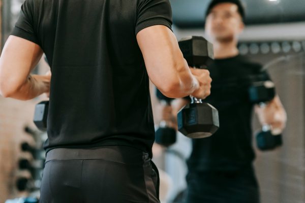 أثر برنامج تدريبي مقترح بالأثقال على القوة العضلية لدى الذكور