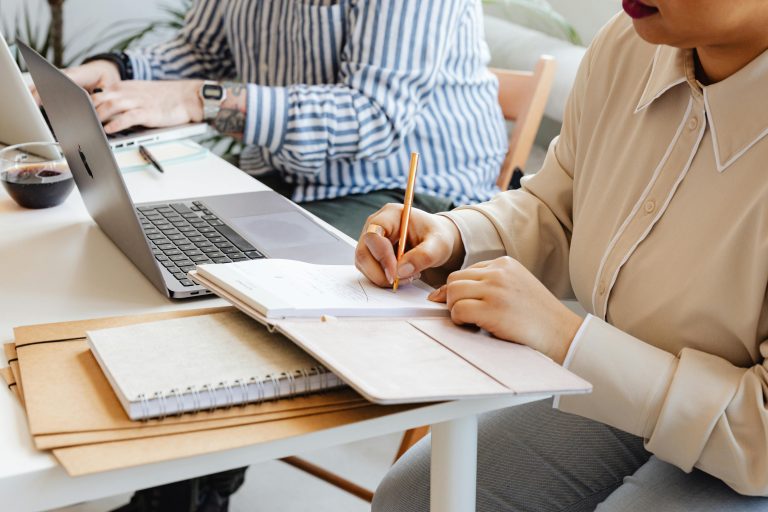 فن تدوين الملاحظات : كيف تجعل دفترك مرجعا عمليا يساعدك بدل أن يرهقك؟