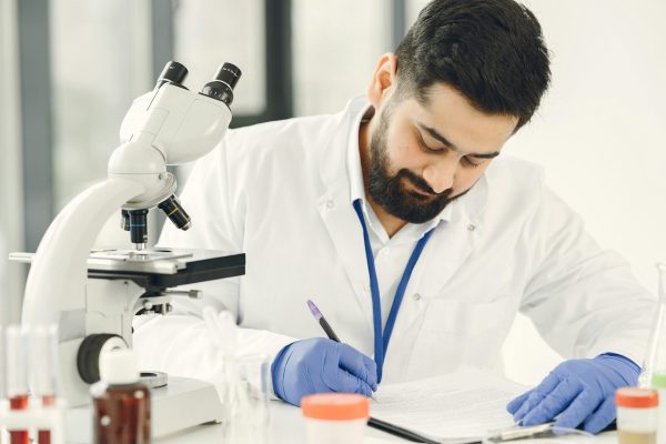 تحليل تأثير تطبيق تقنيات الذكاء الإصطناعي في تحسين عمليات تخزين البيانات وإسترجاعها