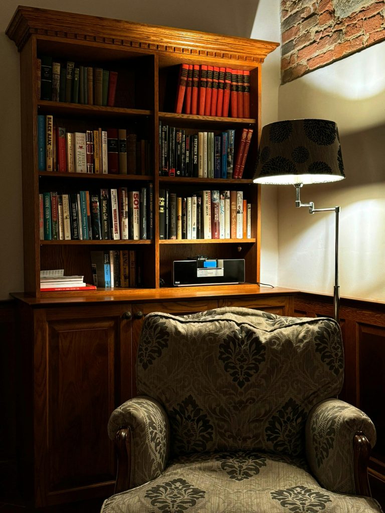 كيف تستفيد من مكتبتك المنزلية: دليلك لترتيب وتنظيم الكتب
