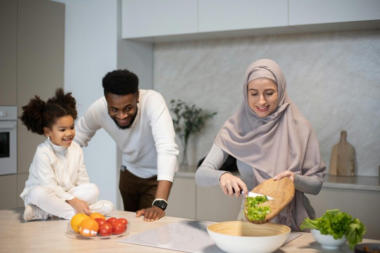 الميثاق الأسري الإسلامي: قواعد عملية لبناء بيتٍ تسوده المحبة والسكينة 3 الميثاق الأسري الإسلامي: قواعد عملية لبناء بيتٍ تسوده المحبة والسكينة